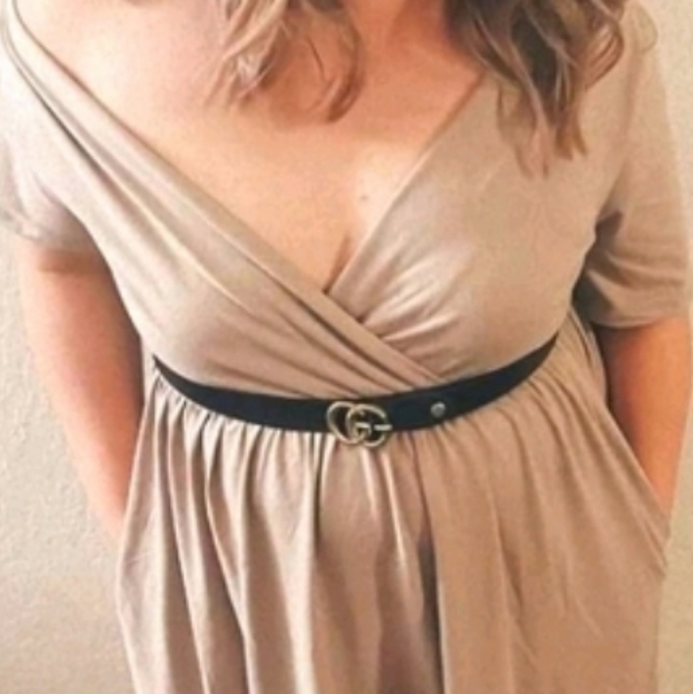 Beige dress with pockets.